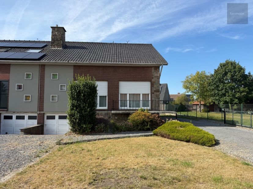 Met zijn leuke indeling en vintage stijl biedt deze woning zeer veel mogelijkheden.<br />
Momenteel situeren alle leefruimtes zich op één verdiep, maa