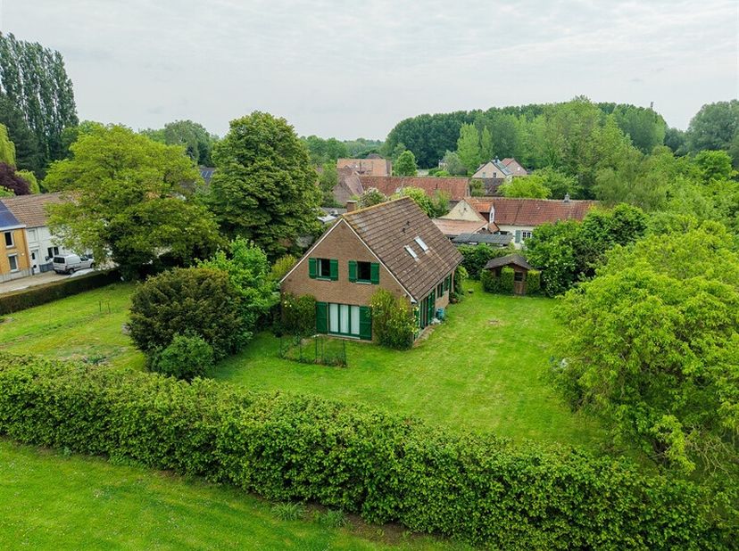Découvrez cette spacieuse villa 4 façades construite en 1984, implantée sur un magnifique terrain de 1.722 m², offrant calme, espace et une agréable v