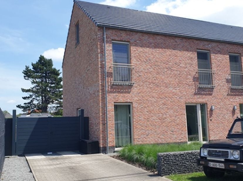 Deze moderne gezinswoning bouwjaar 2021 is ingedeeld als volgt:&amp;nbsp;inkom, toilet, living, ingerichte keuken, berging, 3 slks, badkamer, zolder, voor