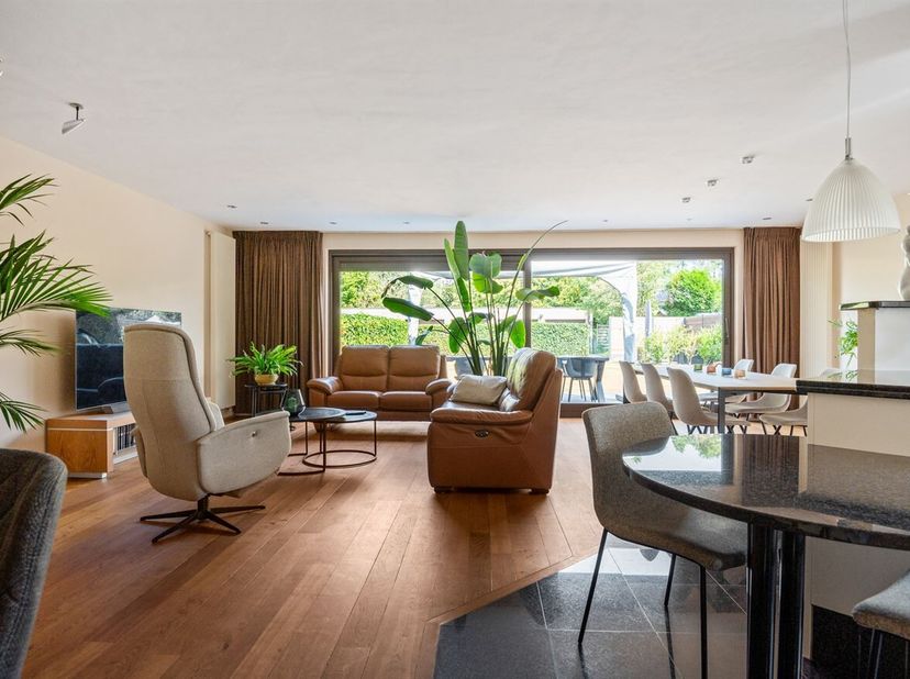Ruim gelijkvloers appartement met 2 slaapkamers, garage en grote tuin<br />
Omschrijving<br />
Gelijkvloers<br />
Via de inkomhal betreedt u het appar