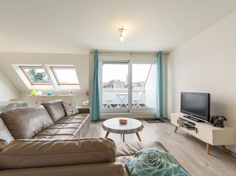 Ontdek dit prachtig duplex appartement, ideaal gelegen in een residentieel gebouw in het hart van Blankenberge. Dit appartement combineert rust en com
