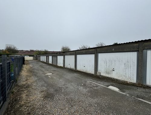                                         Box à vendre à Sint-Pieters-Leeuw, € 270.000
