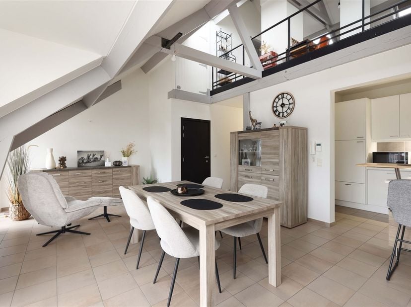 Knap lichtrijk duplex appartement met 2 slaapkamers en ondergrondse garage <br />
<br />
Ligging:<br />
+ Gelegen in de mooiste en best bereikbare