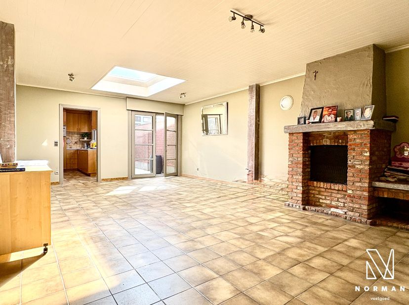 Welkom in deze gezellige gezinswoning met 4 slaapkamers, garage én tuin, gelegen op een centrale ligging in het hart van Kuurne!<br />
<br />
Bij het