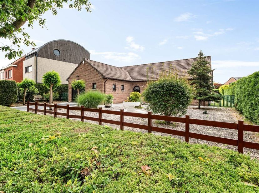 Karaktervolle villa (178 m²) voorzien van 4 slaapkamers en garage op een riant perceel van 944 m², centraal gelegen te Lint, biedt tal van mogelijkhed