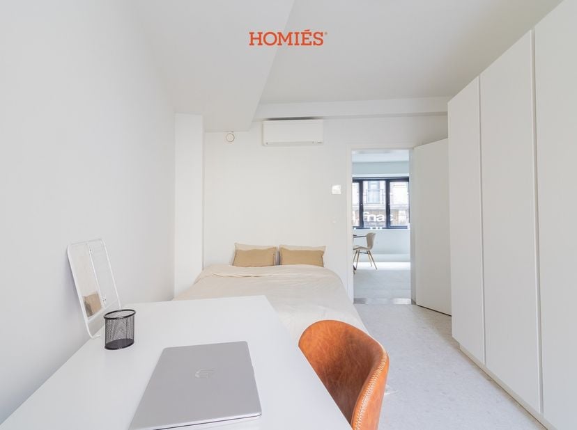 Dit compacte en slimme ingedeelde appartement is gelegen op een toplocatie vlakbij het Ladeuzeplein en biedt een uitstekende opportuniteit voor zowel