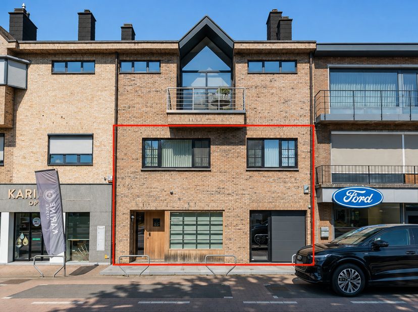 Dit verzorgd appartement uit 1997 biedt met een bewoonbare oppervlakte van 211 m² verrassend veel ruimte en mogelijkheden. Vier slaapkamers, een polyv