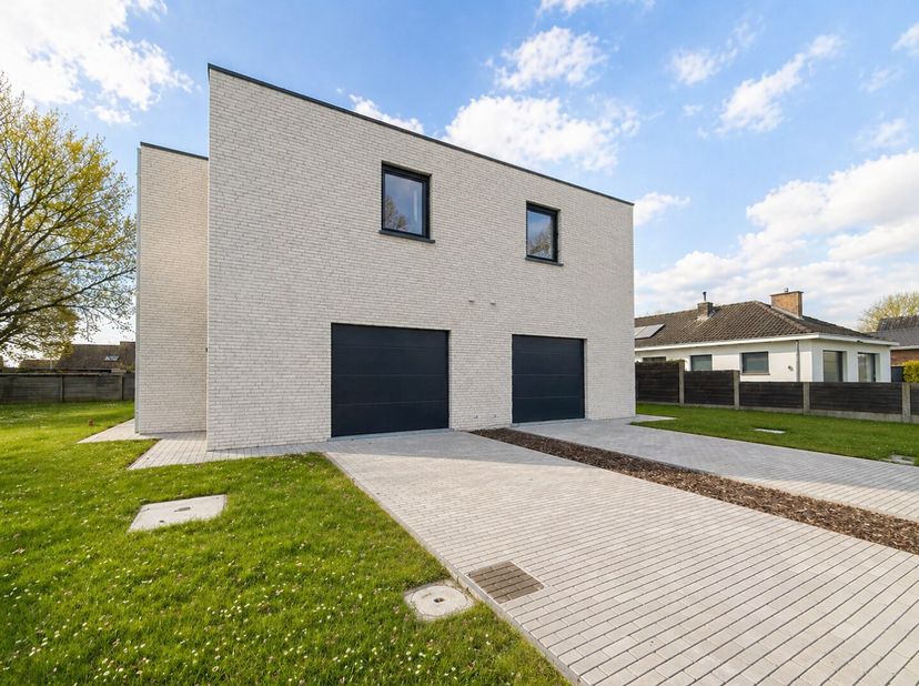 LAATSTE WONING TE KOOP !<br />
Deze moderne en praktische nieuwbouwwoning ligt op een zeer goede ligging te Evergem en ligt op een ideaal ZUIDgericht