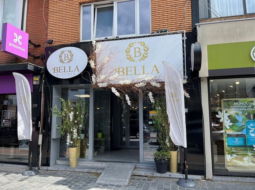 Ligging: Op de levendige Bredabaan vinden we dit veelzijdige opbrengsteigendom dat bestaat uit een Commerciële ruimte (154 m²) en een ruim duplexappar