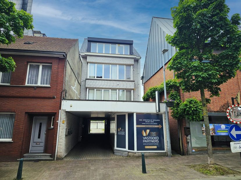Investeringsopportuniteit in het centrum van Beerse!<br />
Dit centraal gelegen opbrengsteigendom combineert een uitstekende ligging met een stabiel r