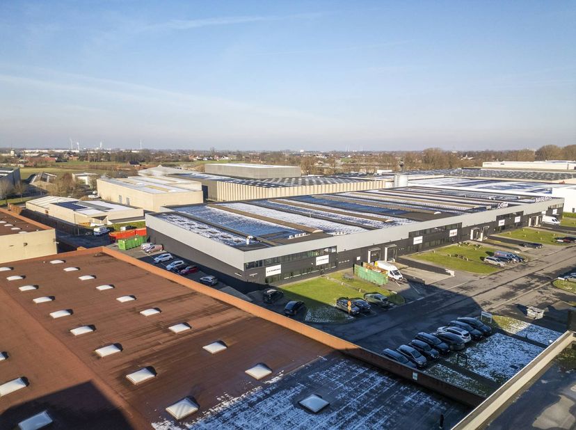 Bâtiment commercial à louer le long de l'E17 à Deerlijk.<br />
L'entrepôt a une surface utile d'environ 3 381 m² et est équipé de 4 portes sectionnell