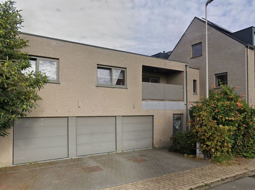 Appartement lumineux avec 2 chambres et garage * Entièrement rénové en 2015 * L'appartement a été entièrement repeint pour le nouvel occupant * Salle