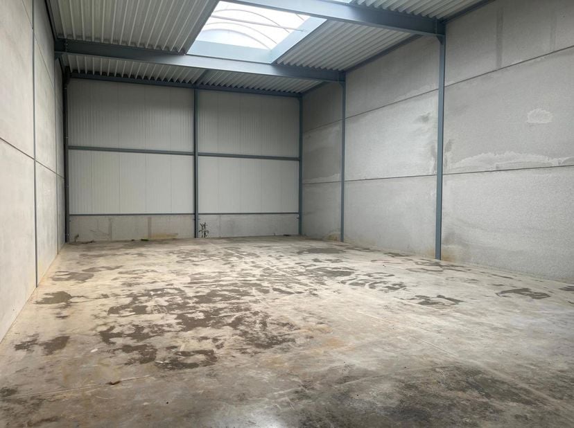 Modern magazijn 200m² te Ranst.<br />
3 parkeerplaatsen <br />
Volledig instapklaar.
