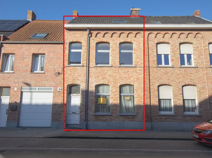 GOED GELEGEN RIJWONING - <br />
<br />
Gelijkvloers: gang, living, badkamer (dubbele lavabo en ligbad), toilet, keuken (geïnstalleerd), achterbouw (ve