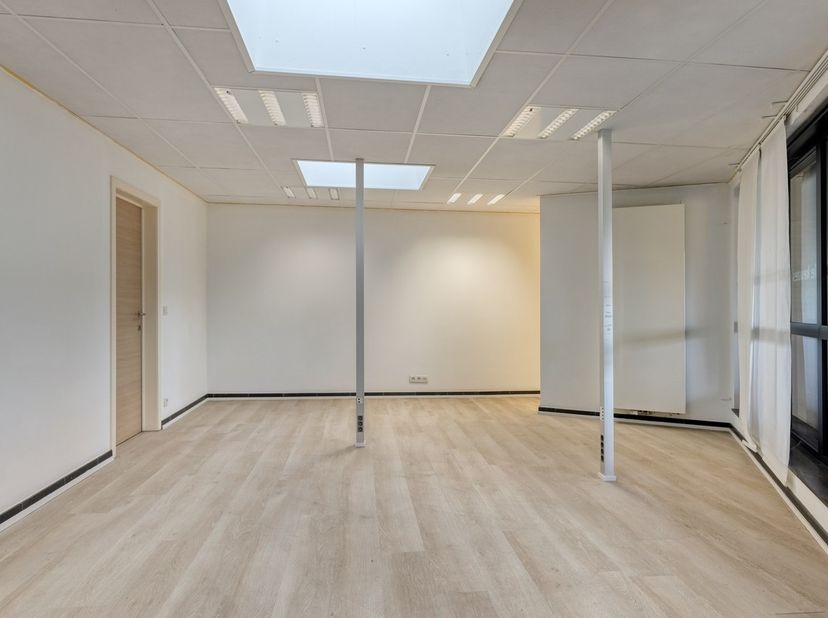 Het kantoor is bijzonder visueel gelegen aan de 'Molenhoek' midden in het centrum van Merelbeke en is zowel uitermate geschikt als opbrengsteigendom o