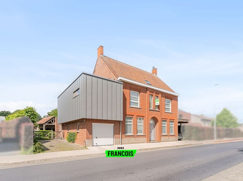 Op een centrale ligging in Koolskamp (Ardooie) bevindt zich deze uitzonderlijk ruime en instapklare woning met een bewoonbare oppervlakte van maar lie