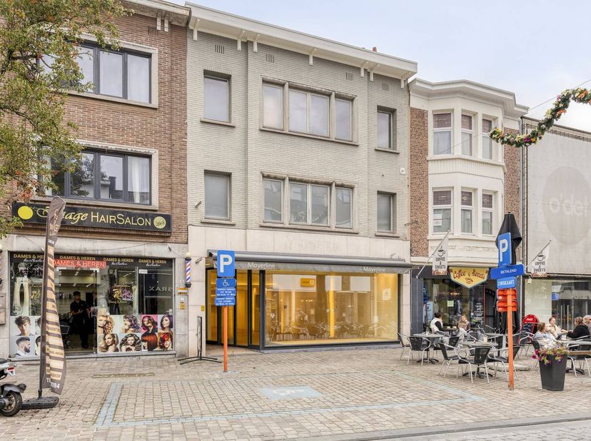 In het centrum van Herentals, in de winkelstraat staat dit handelshuis te koop. Het betreft een gelijkvloerse winkelruimte van 135m² met brede etalage