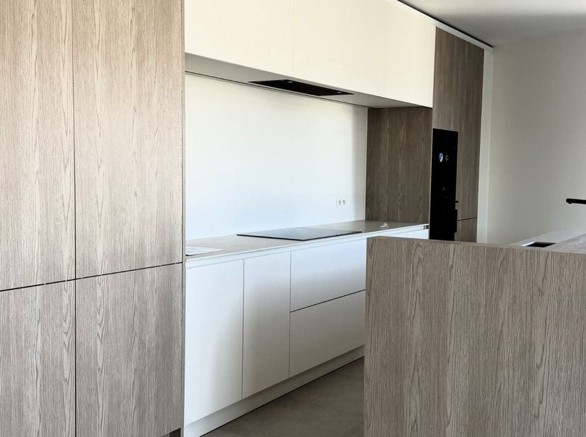 Bent u op zoek naar een exclusieve woonst waar luxe, ruimte en locatie samenkomen? Deze instapklare penthouse in residentie Klaver biedt u precies dat