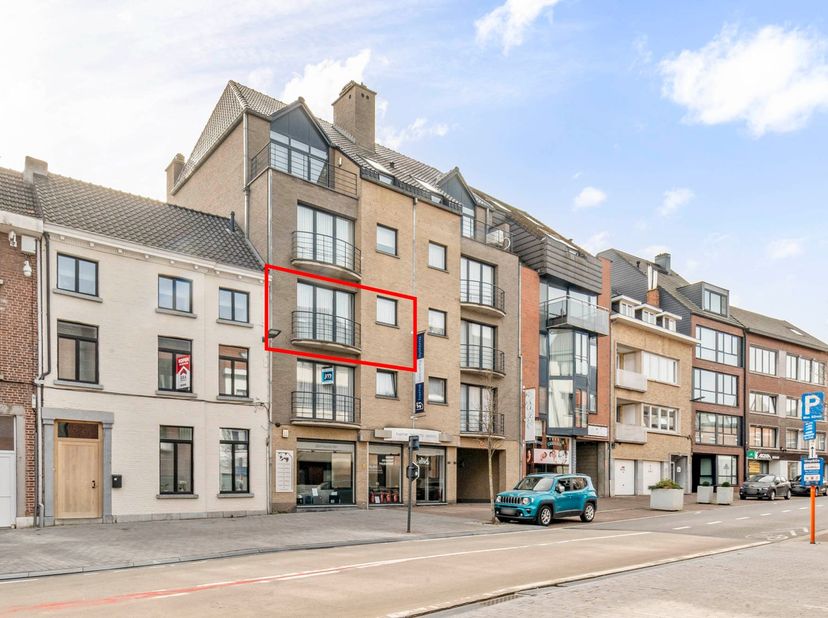 Dit ruim en verzorgd appartement is gelegen aan de Tiensesteenweg 50 bus 201 in Sint-Truiden, op een zeer gunstige locatie in het stadscentrum en op w