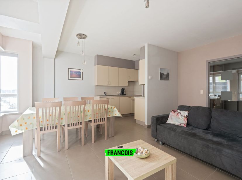 Op een toplocatie in Blankenberge, op de tweede verdieping van de recente residentie Barca A Vela, bevindt zich dit charmant appartement met zijdeling