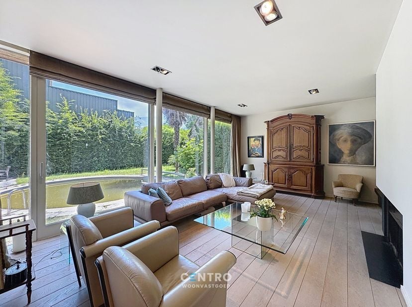 Charmante villa met 3 slpks (tot 6 slpks mogelijk), garage en tuin met zwembad op residentiële ligging te Roeselare!<br />
<br />
INDELING:<br />
Geli