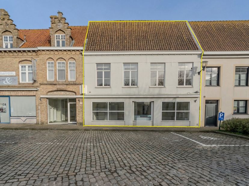 Au centre de Lo se trouve cette propriété exceptionnelle où vivre et travailler se rejoignent parfaitement.<br />
La maison est située en plein centre