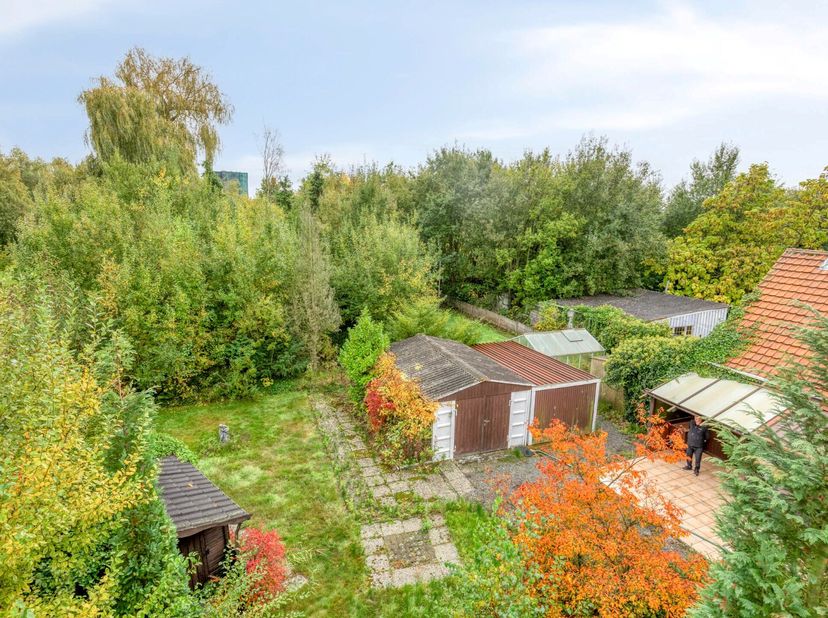 Deze woning is rustig én centraal gelegen in Balen-Wezel en geniet van een vlotte verbinding naar lokale winkels, omliggende gehuchten en gemeenten, e