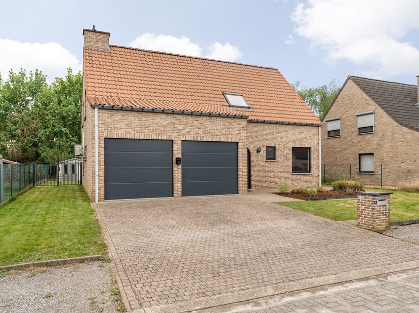Dans un quartier très calme et adapté aux enfants, à seulement 200m des célèbres centres commerciaux du Gouden Kruispunt (plus de 60 magasins), nous t