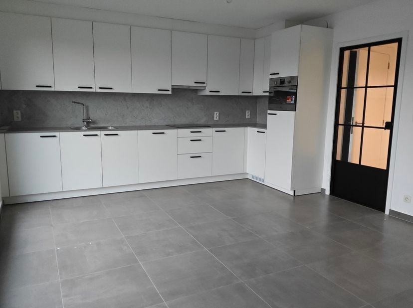 Appartement met royaal terras op toplocatie!<br />
Dit prachtige appartement op de eerste verdieping biedt alles wat je zoekt: drie ruime slaapkamers,