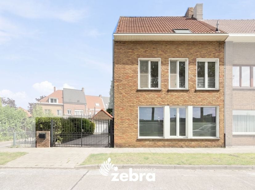 Deze halfopen bebouwing is gelegen in Brugge, op een vlot bereikbare locatie en op korte afstand van tal van winkels en voorzieningen. De woning besch
