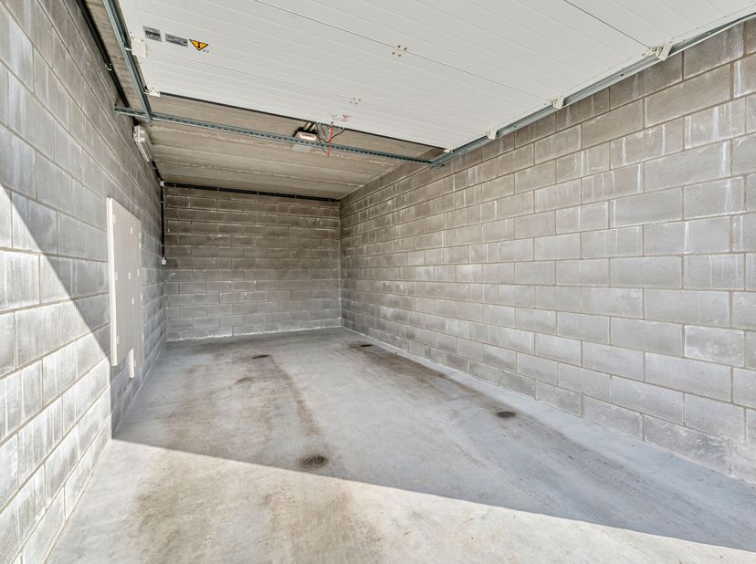 Garage te huur in centrum Poperinge<br />
Ruime privé garage te huur. Automatische poort en elektriciteit aanwezig!<br />
 Beschikbaar vanaf augustus<