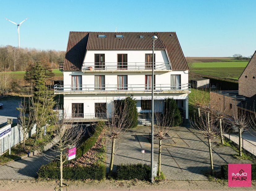 Dit hotel is gelegen in 's Herenelderen, een deelgemeente van Tongeren. Dit charmante hotel beschikt over 14 kamers en een perceel van maar liefst 275