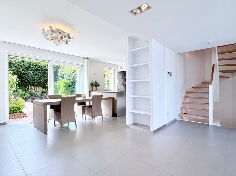Situation et informations générales<br />
L’immobilière Hendrix vous propose cette spacieuse maison familiale de ±210 m² idéalement située dans un qua