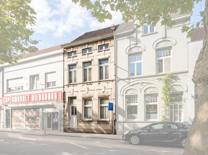 Deze statige burgerwoning biedt een zee aan ruimte en tal van mogelijkheden. Met een grote bewoonbare oppervlakte en de mogelijkheid om wonen en werke