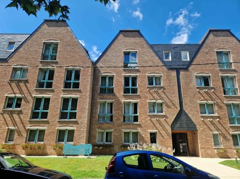 Situé dans le centre d'Enghien, lumineux appartement en rez de chaussée comprenant hall d'entrée, cuisine équipée, grand living, wc séparé, hall de nu