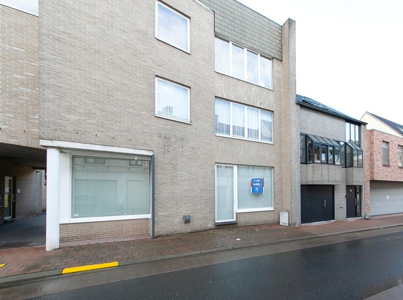 GERENOVEERD GELIJKVLOERS APPARTEMENT -<br />
Centraal en rustig gelegen, op slechts 200 meter van het dorpscentrum. Op wandelafstand van zowel Carrefo