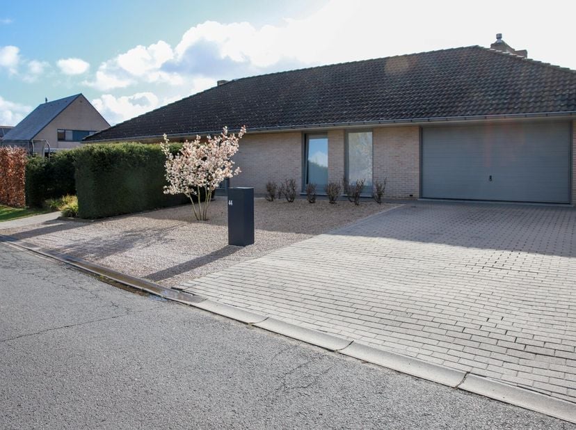 Zeer verzorgde en goed gelegen alleenstaande woning op een hoekperceel van 818m².<br />
Deze woning is volledig gelijkvloers ingericht en is ingedeeld