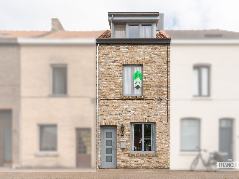 Op zoek naar een instapklare woning met 4 slaapkamers te koop in Blankenberge? Deze charmante rijwoning in de rustige Charles Huysstraat combineert ee