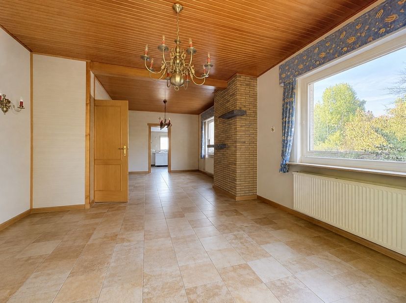 Halfopen bebouwing met veel potentieel gelegen in een uiterst rustige buurt van Sint-Idesbald.&amp;nbsp; De woning grenst aan natuurgebied.&amp;nbsp;De woning