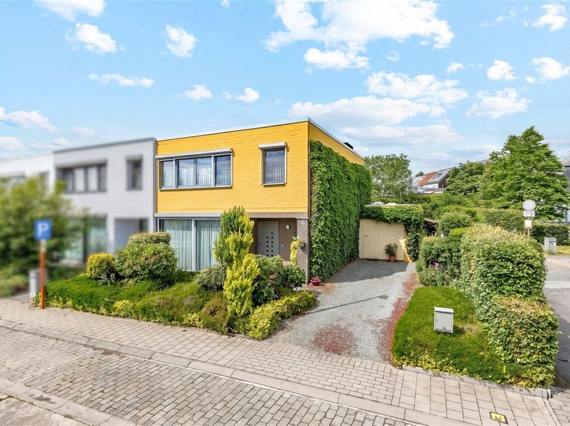 BEZOEKDAG VRIJDAG 26 JUNI 2026, enkel op afspraak.<br />
Deze fantastische gezinswoning met 3 slaapkamers en prachtig verzorgde siertuin (met serre en