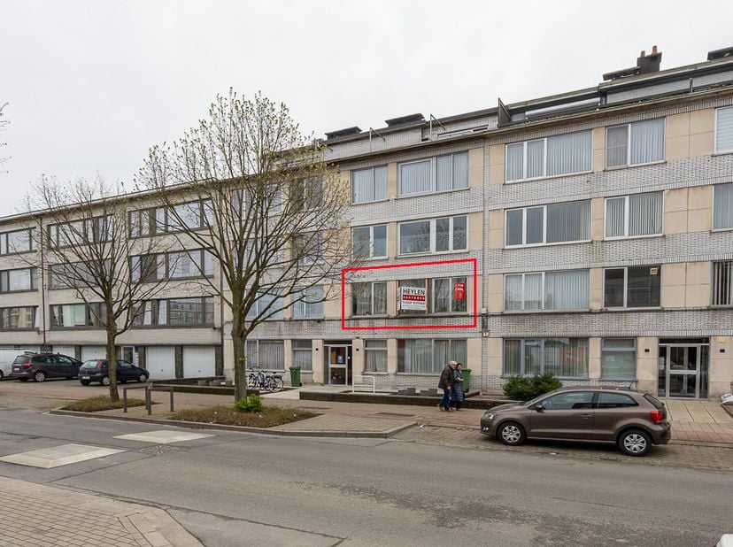 Appartement situé au premier étage comprenant hall d’entrée, lumineux séjour, cuisine, salle de bains et deux chambres.<br />
Comprend également une c