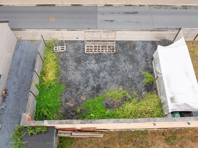 Dit braakliggende perceel grond is gelegen in de dorpskern van Roesbrugge.<br />
Mogelijkheden:<br />
- bouwen garage(s)<br />
- parking voor wagens<b