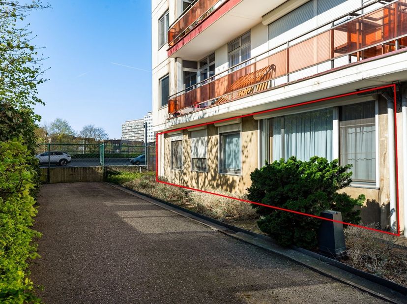 Ruim gelijkvloers appartement met 3 slaapkamers te Berchem <br />
<br />
Ligging:<br />
Dit appartement is gelegen in de Frans De Vriendtstraat te