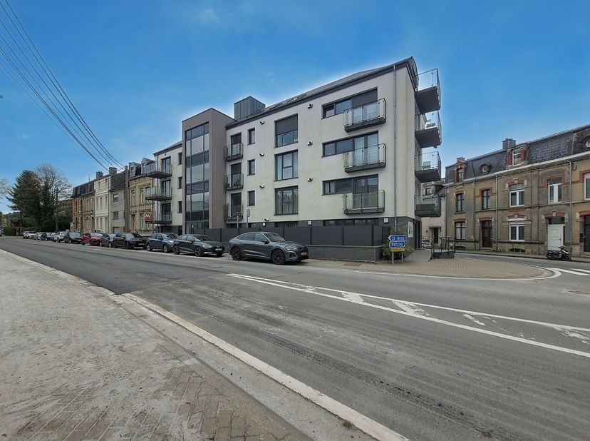 W Immobilière vous propose à Arlon un bel appartement parfaitement aménagé. <br />
<br />
Situé au deuxième étage d’une résidence récente, ce bien se