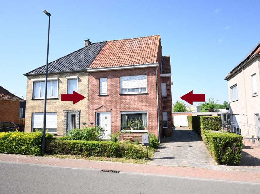 Langs de Sint Barbarastraat, een verbindingsweg tussen de N9 (Brugge  Eeklo) waar zo goed als alle grote winkels te vinden zijn en de Gentse Steenweg