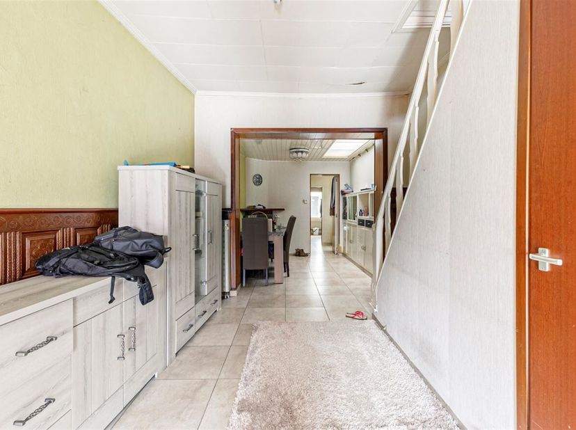 Te renoveren woning met 2 slaapkamers<br />
Ligging: Gelegen in hartje Mol vinden we deze gesloten bebouwing terug.<br />
Indeling: Inkomhal, leefruim
