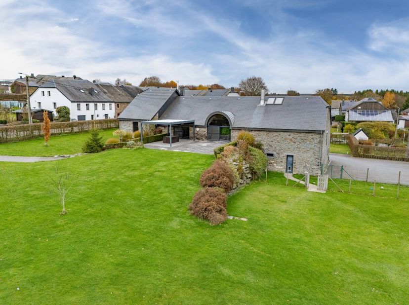 ERA B-LUX vous présente, au cur du charmant village de Nives (Vaux-sur-Sûre), cette somptueuse ferme en pierre entièrement rénovée et transformée en u