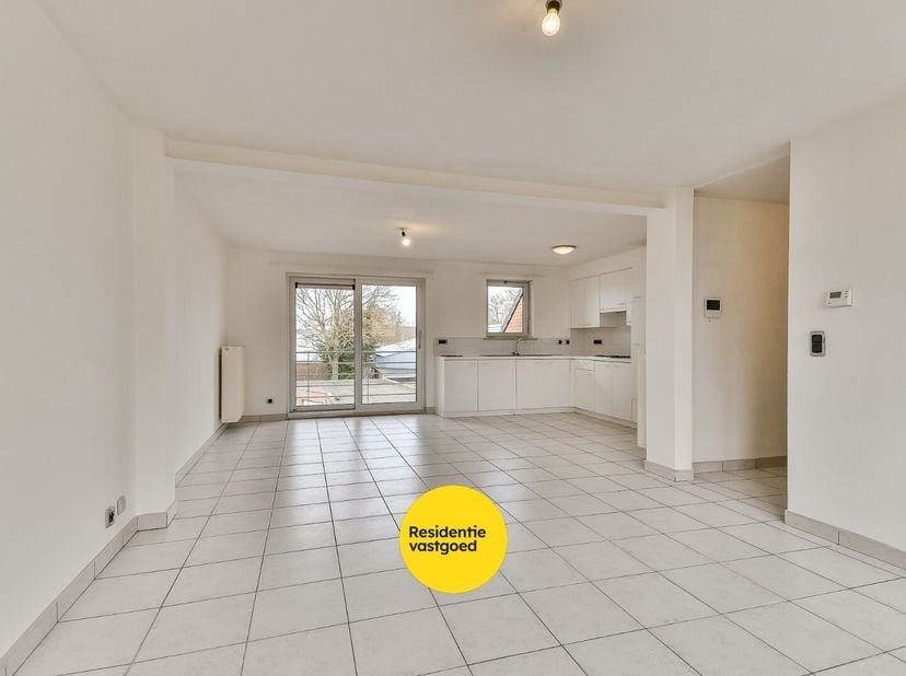 Zonnig appartement in het centrum van Oudenburg. Dit  appartement omvat een lichtrijke woonkamer, open keuken (volledig ingericht met toestellen), ber