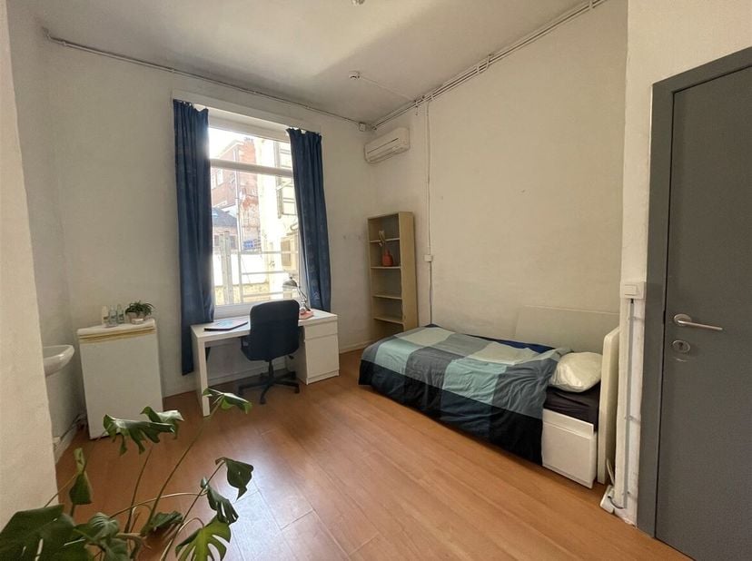 ENKEL VOOR STUDENTEN - ONLY FOR STUDENTS (voor bezichtiging bel: 03 384 14 14)<br />
Deze studentenkamer is zeer centraal gelegen in het centrum van A