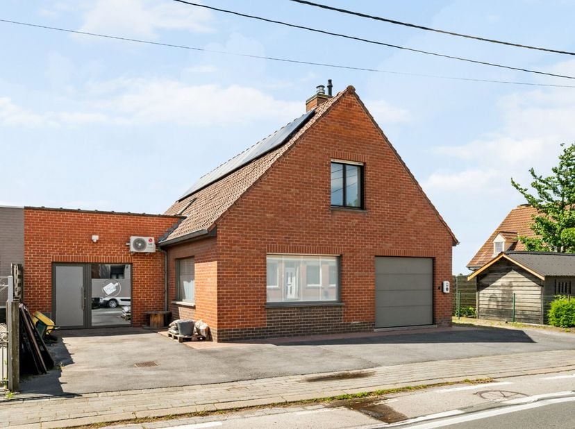 Schrijf je in voor het bezoekmoment op zaterdag 13/06 via onze website:<br />
https://benjaminverkoopt.be/panden/instapklare_halfopen_woning_met_garag